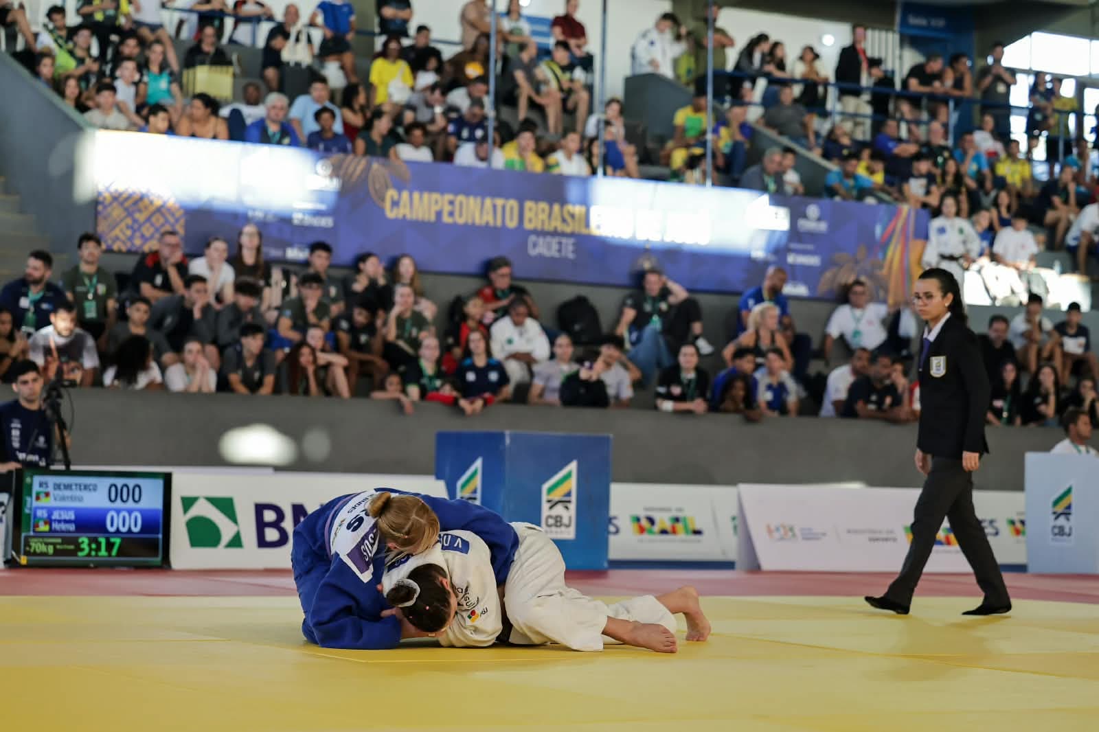 Atleta do clube aplicando imobilização em campeonato