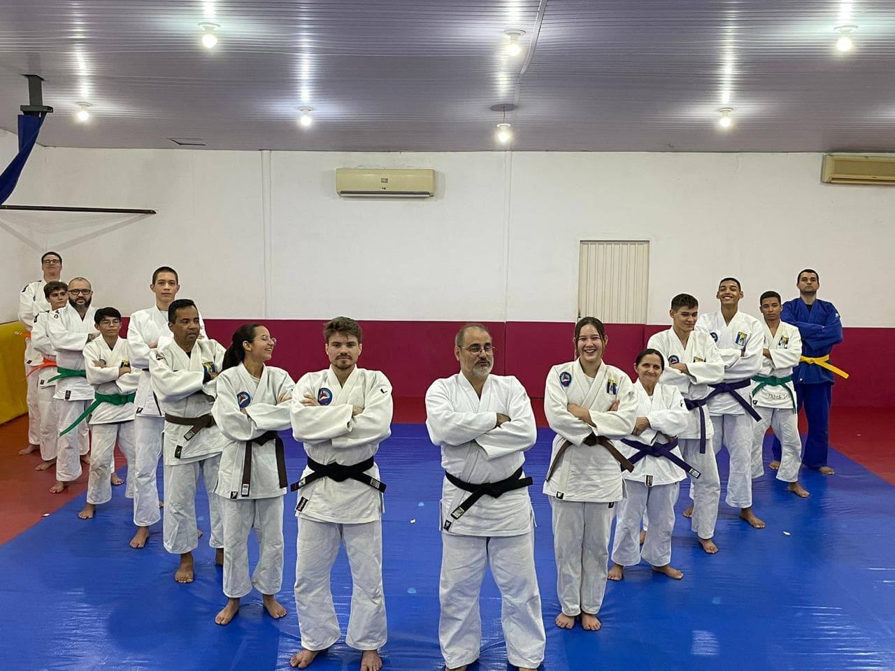 Equipe de faixas pretas do Palmas Judô Clube reunida no tatame