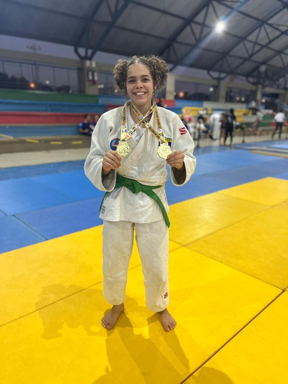 Atleta com várias medalhas conquistadas