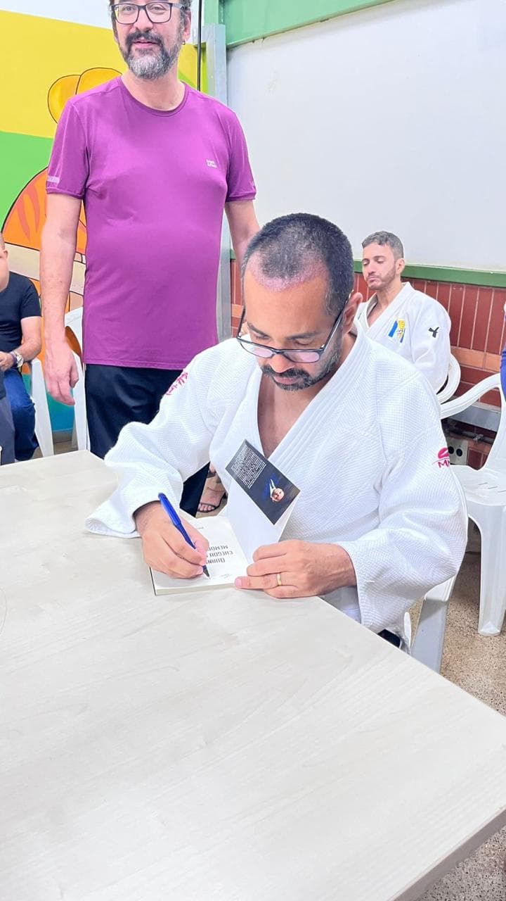 Sensei do clube em sessão de autógrafos do livro sobre o judô no Tocantins