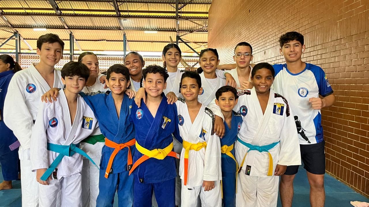 Os alunos reunidos depois do treino, da faixa branca à preta.