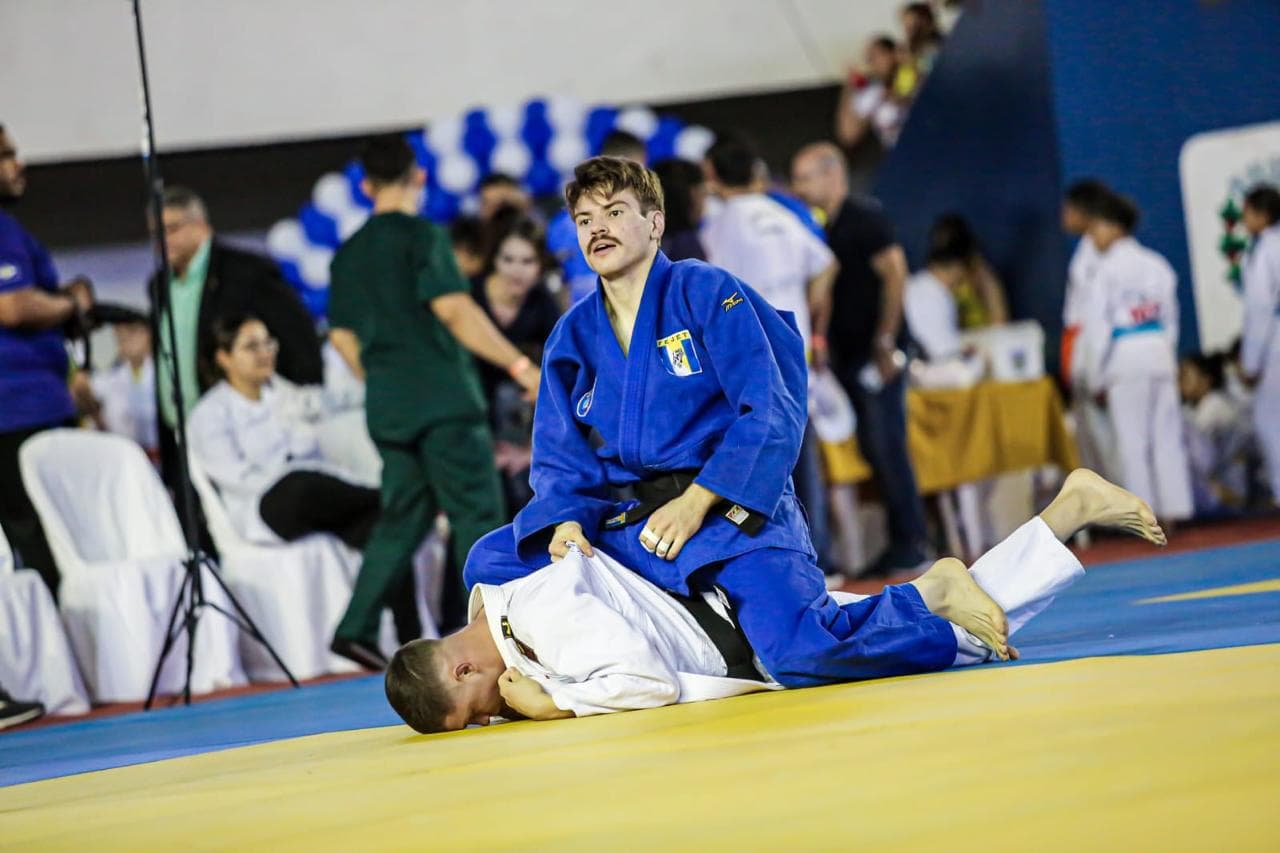Projeção aplicada durante combate em campeonato