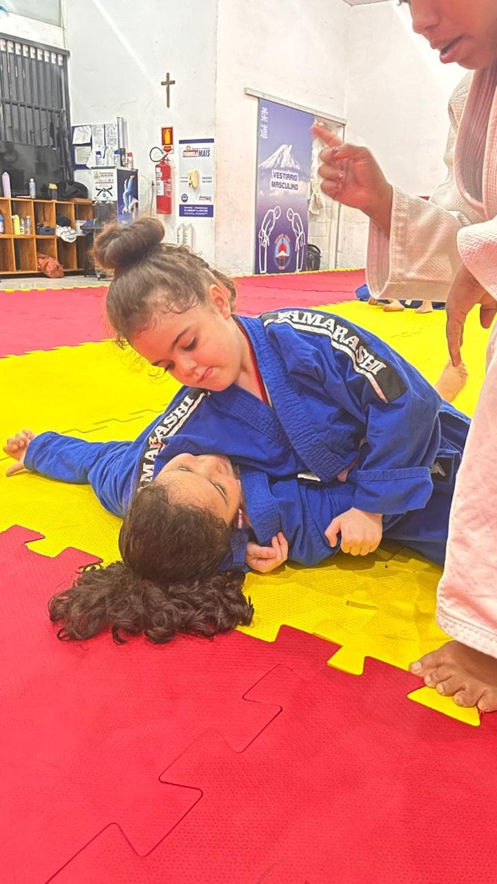 Combate no solo em competição da categoria infantil