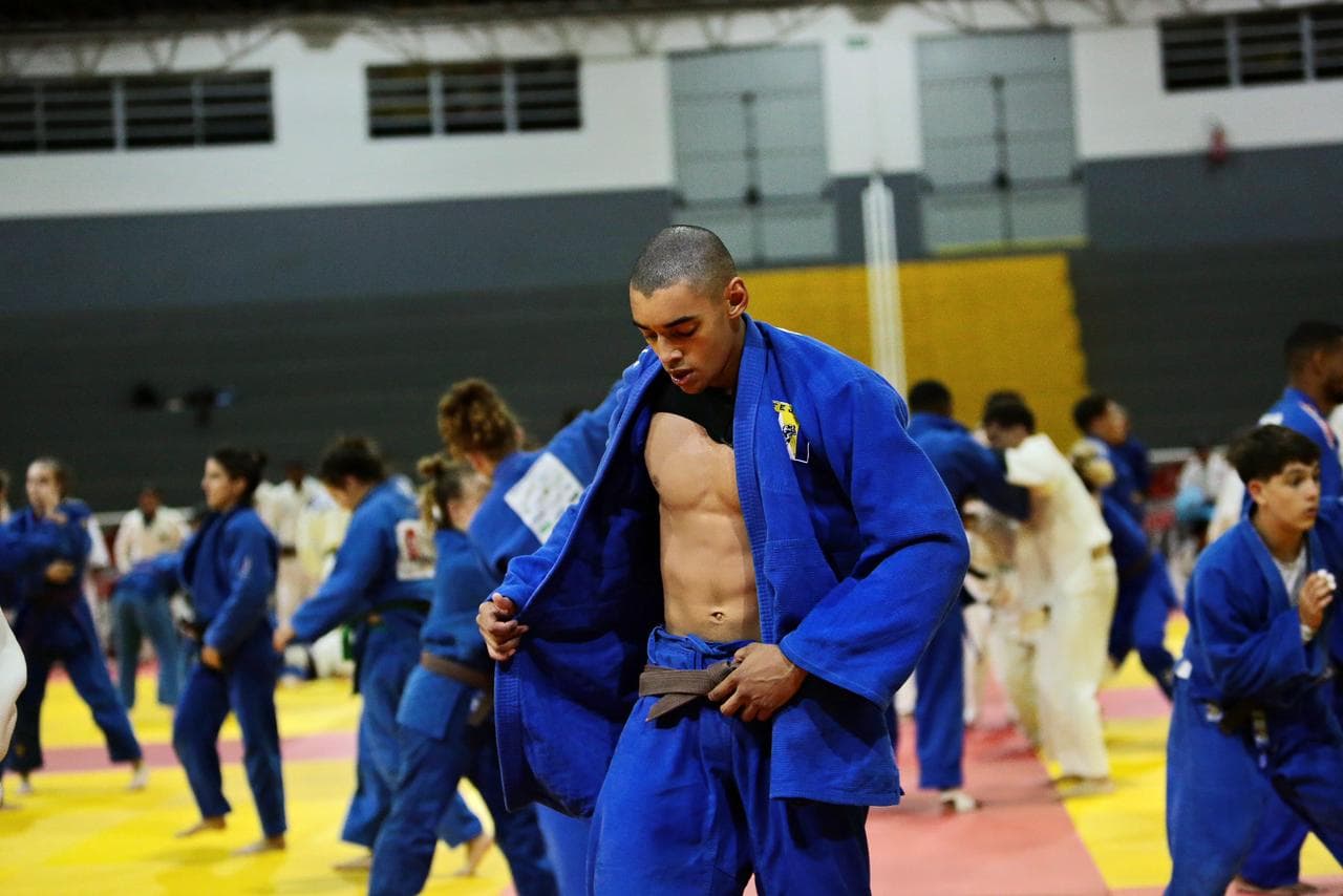 Atleta ajustando o kimono antes de entrar no tatame