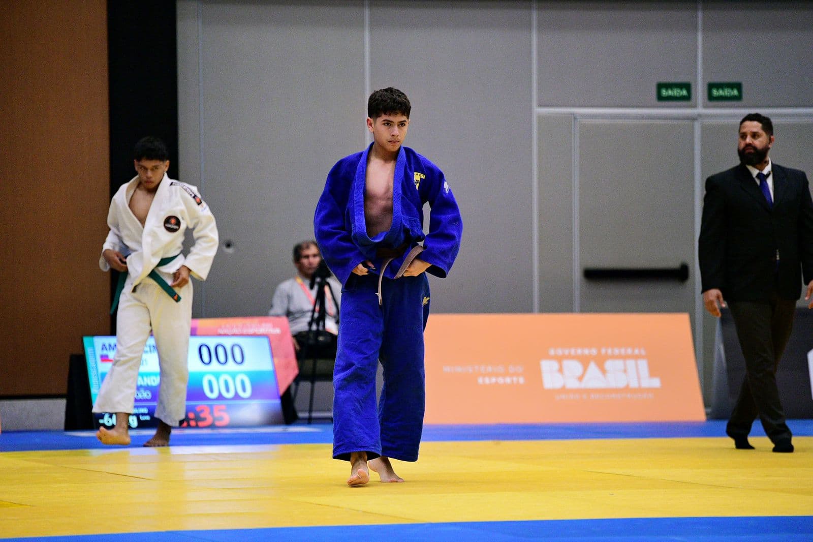 Atleta do clube entrando no tatame em campeonato nacional