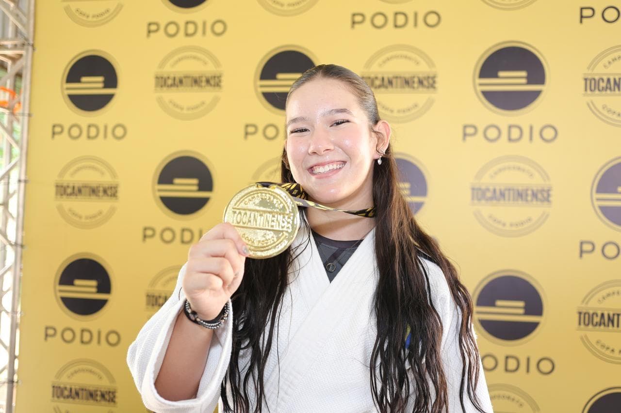 Atleta exibindo a medalha de ouro