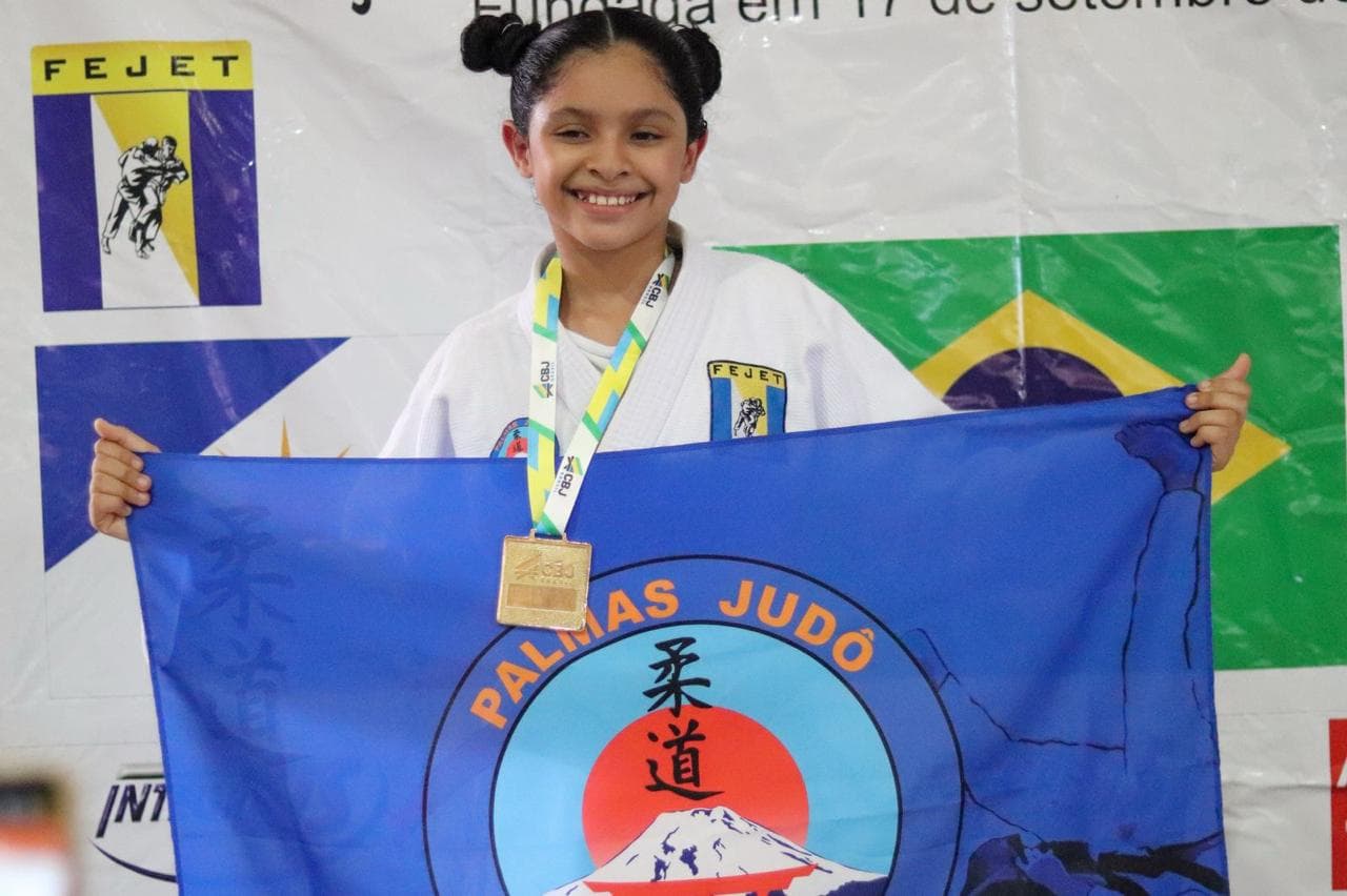 Medalhista do clube com a bandeira da equipe