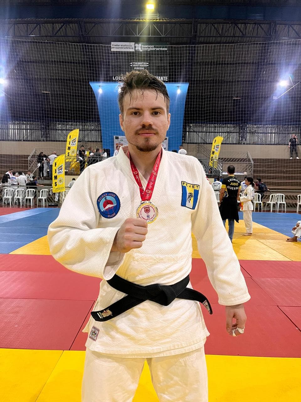 Atleta com a medalha logo depois da final